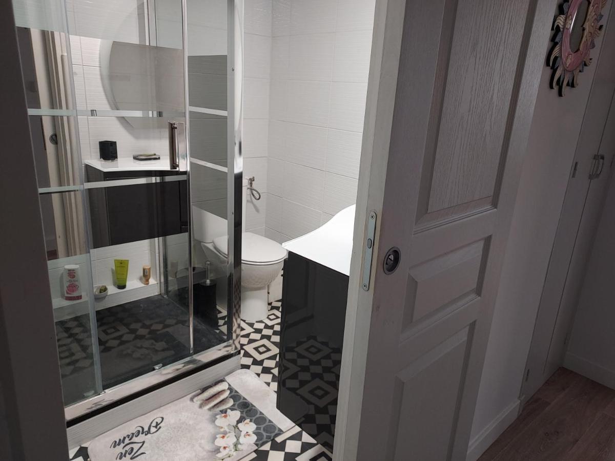 Rez-de-chaussée privatif spacieux 3* d'une villa centre ville Hyères Esterno foto