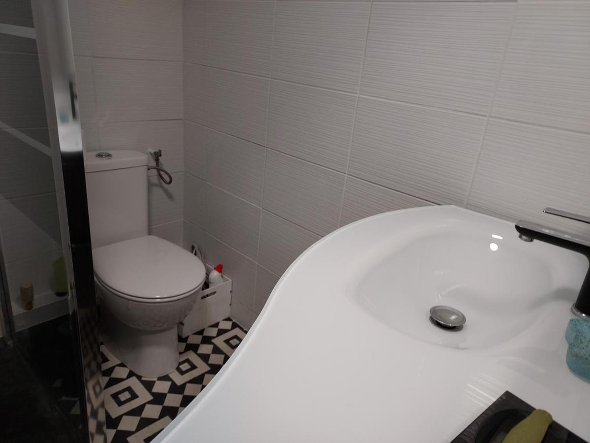 Rez-de-chaussée privatif spacieux 3* d'une villa centre ville Hyères Esterno foto