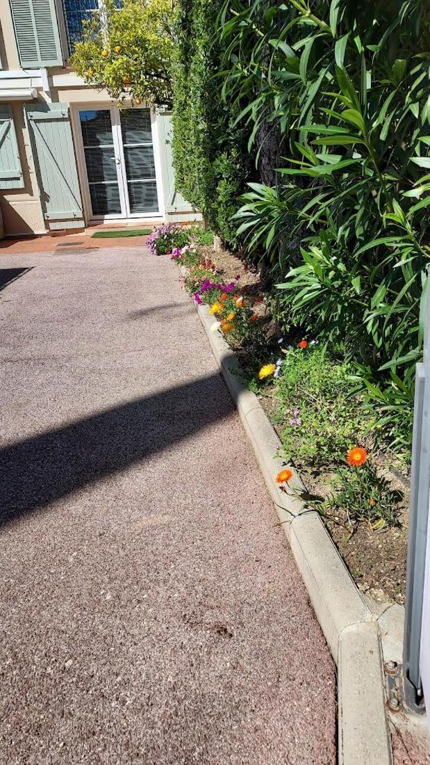 Rez-de-chaussée privatif spacieux 3* d'une villa centre ville Hyères Esterno foto