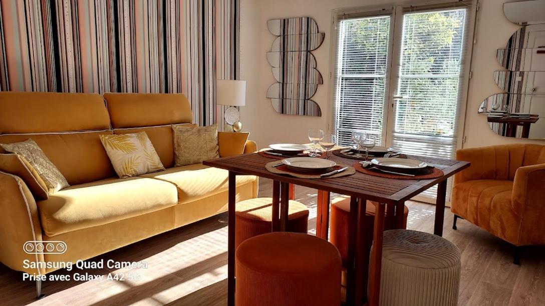 Rez-de-chaussée privatif spacieux 3* d'une villa centre ville Hyères Esterno foto